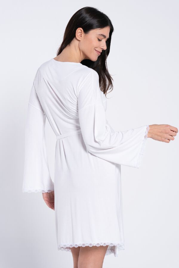 Ohma Bata premam&aacute; con encaje en el bajo blanco