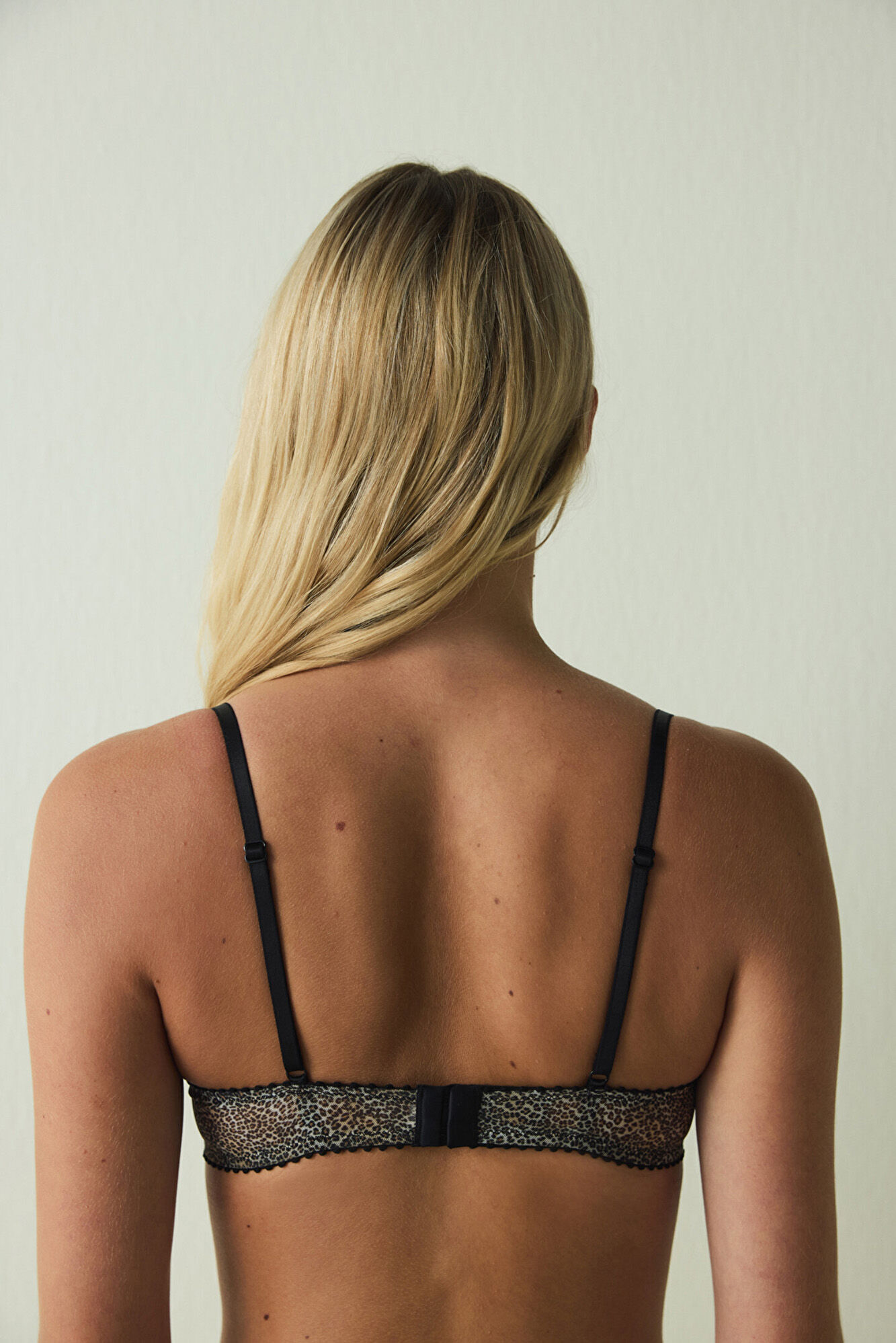 Penti Soutien balconette com aro e estampado de leopardo, com detalhes bordados.