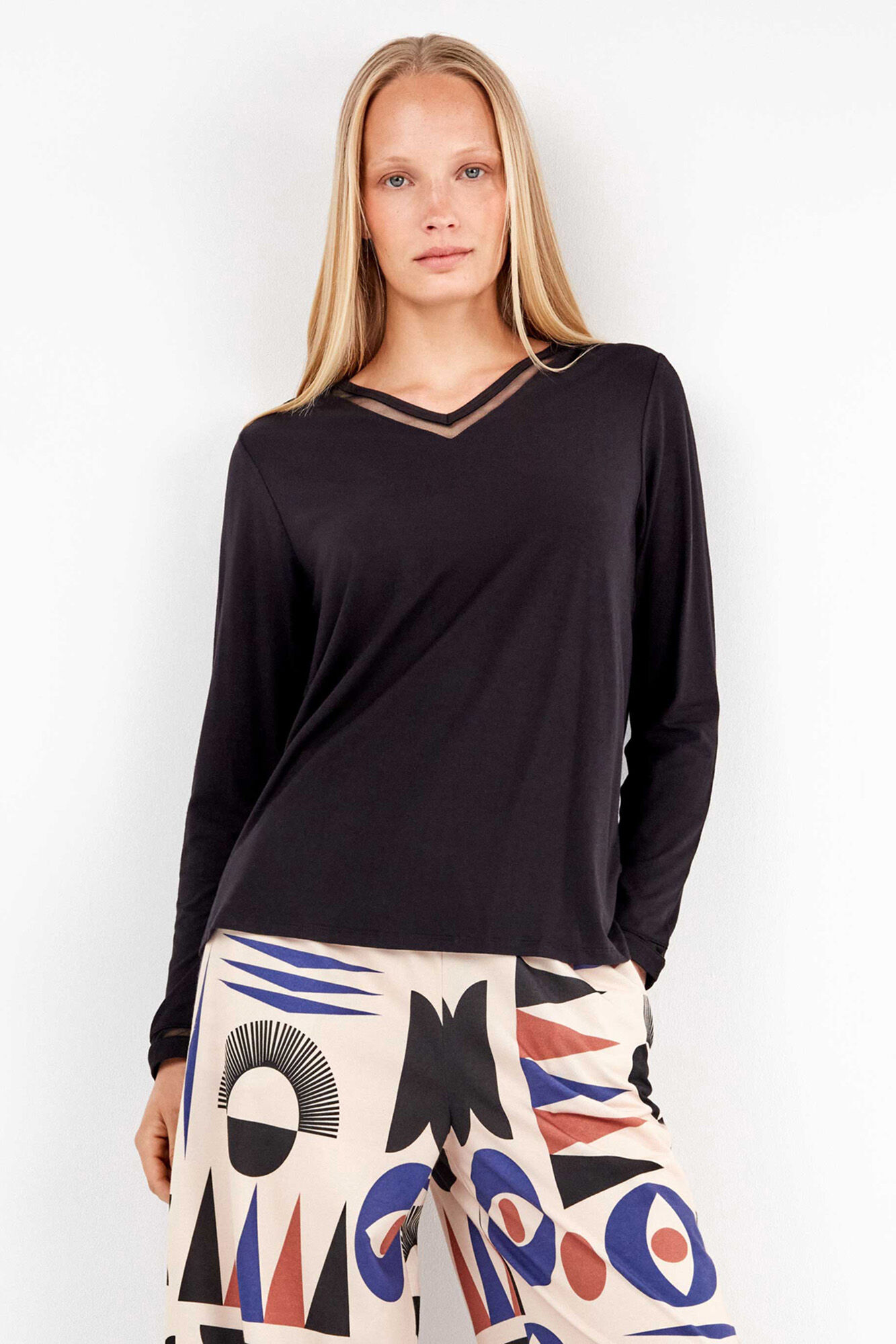 Gisela T-shirt with neckline lace detail