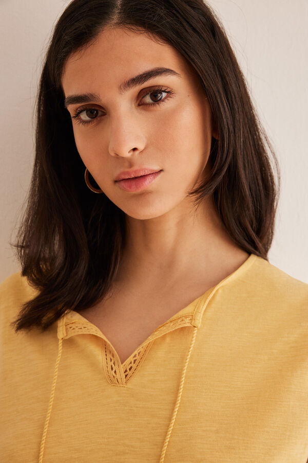 Womensecret Texturált sárga flamé póló rávasalt mintás