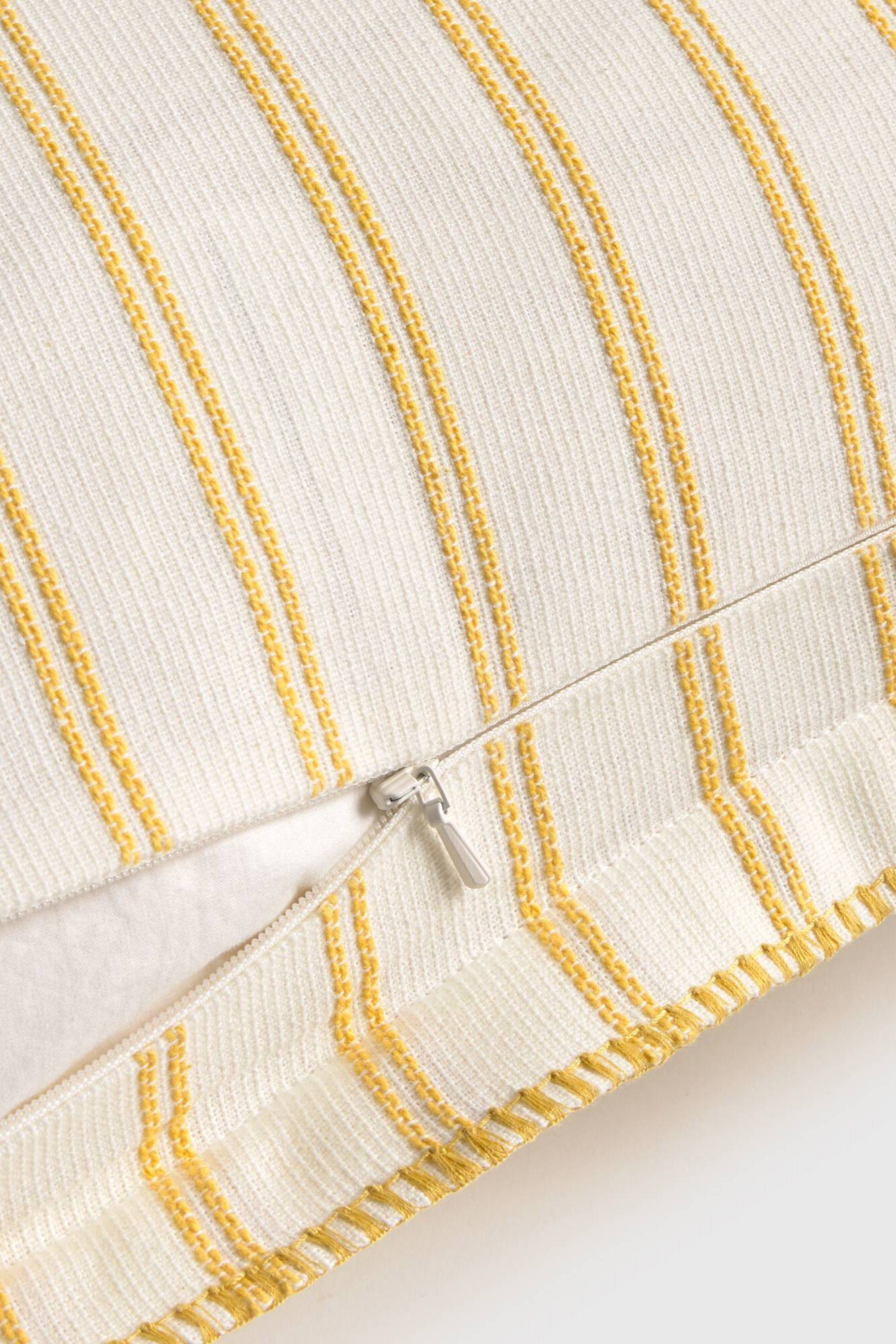 Textura Capa de almofada em algod&atilde;o &agrave;s riscas com acabamento bordado