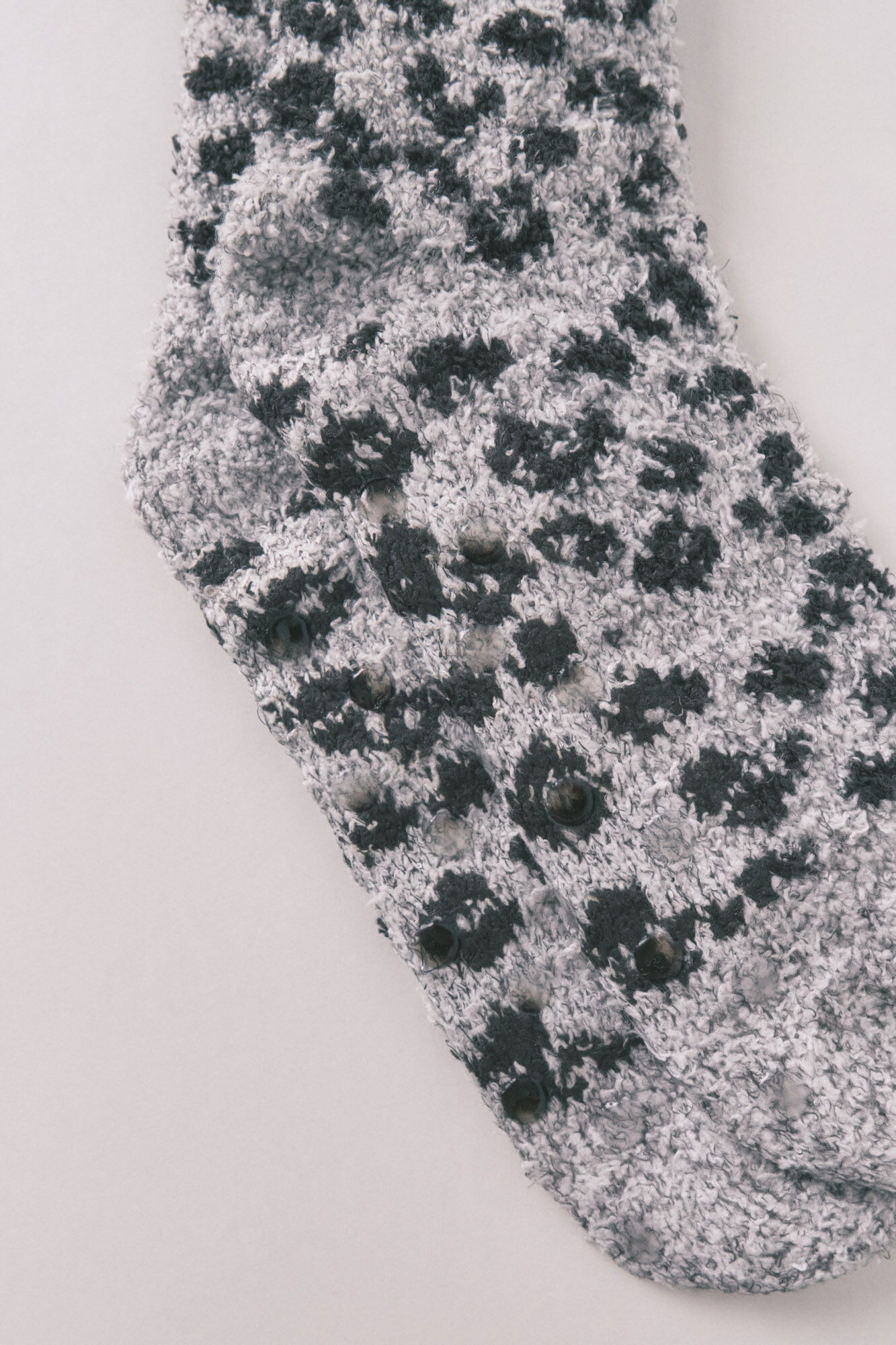 Women'secret Long gray leopard print fur socks