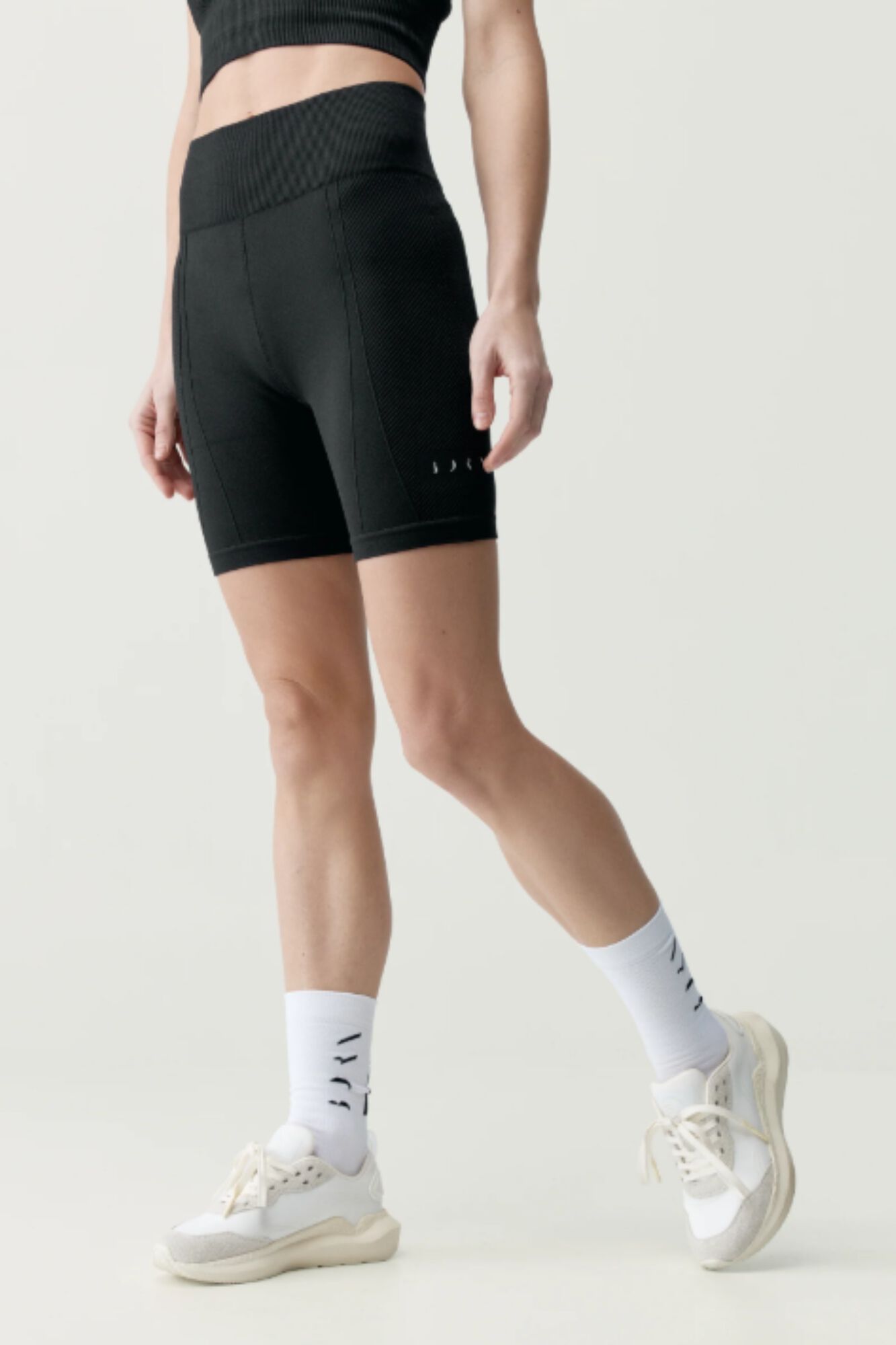 Born Living Yoga Schwarze Sport-Shorts India