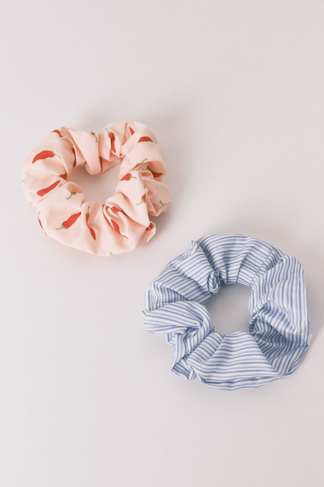Women'secret 2-pack chili print and blue striped scrunchies