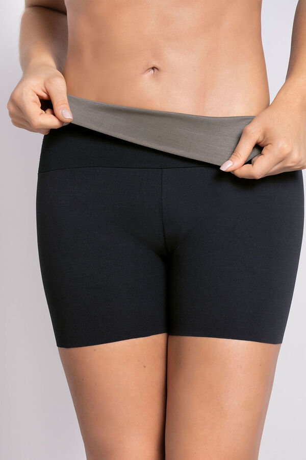Leonisa Short de control moderado aspecto invisible con faj&oacute;n antideslizante negro