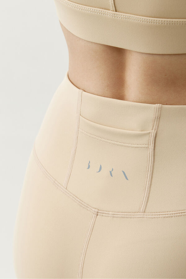 Born Living Yoga Pantal&oacute;n corto deportivo Deo beige beige