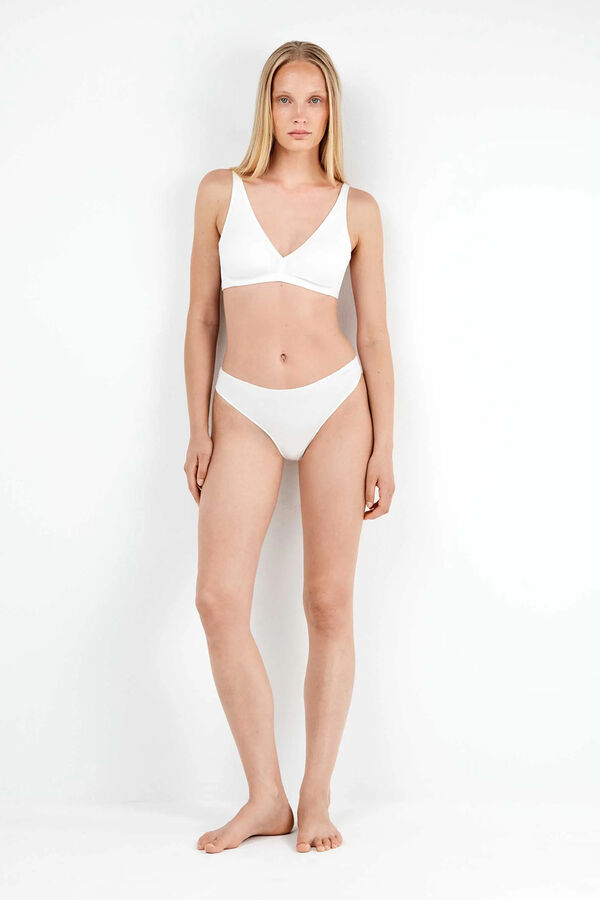 Gisela Braguita brasile&ntilde;a con gal&oacute;n de encaje y camales branco