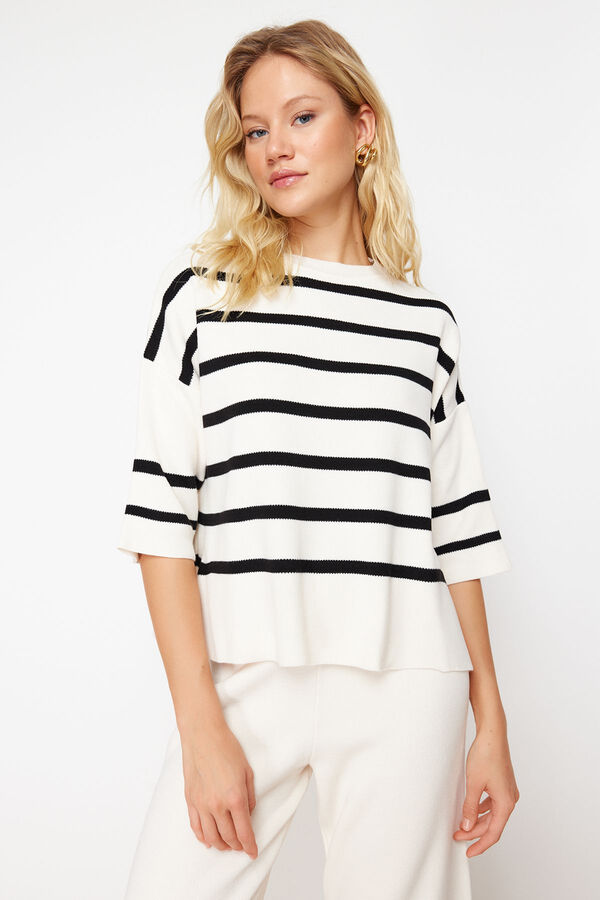 Trendyol Conjunto b&aacute;sico punto con rayas&nbsp; marfil
