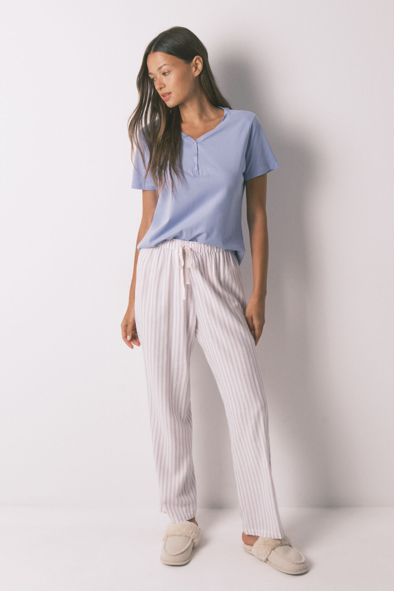 Womensecret Conjunto de zapatillas, pantal&oacute;n y camiseta 