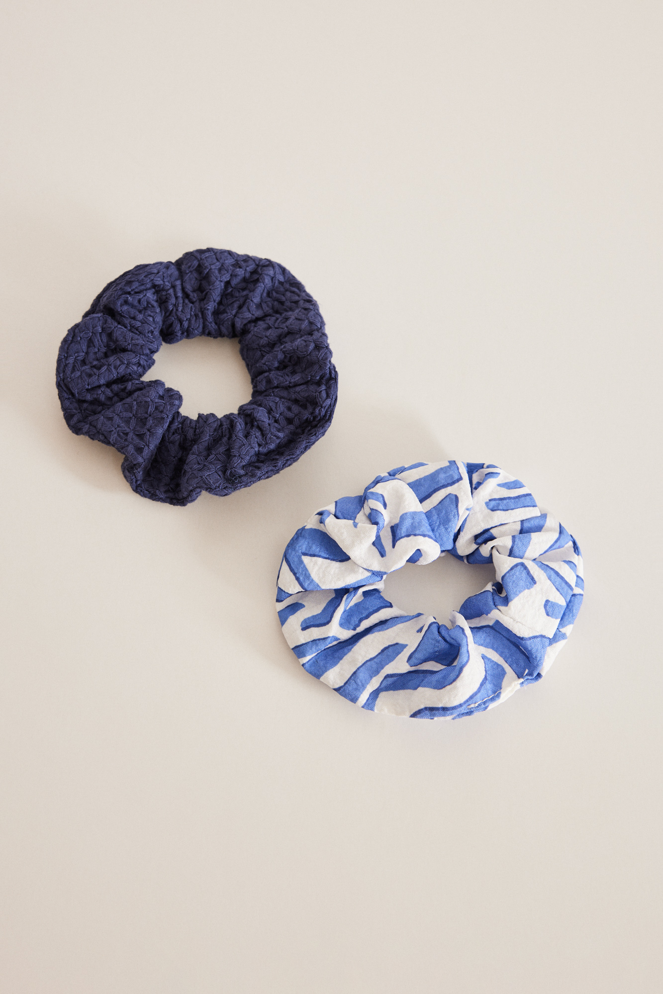 Pack de 2 scrunchies estampados em azul e branco