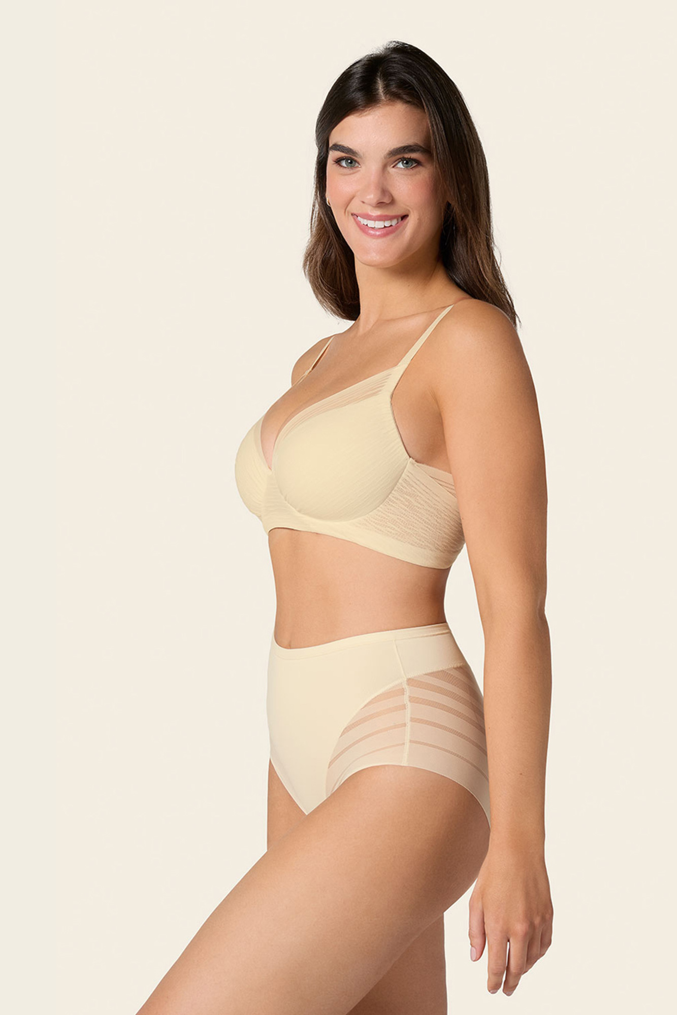 Braga faja clásica con control moderado de abdomen y bandas en tul