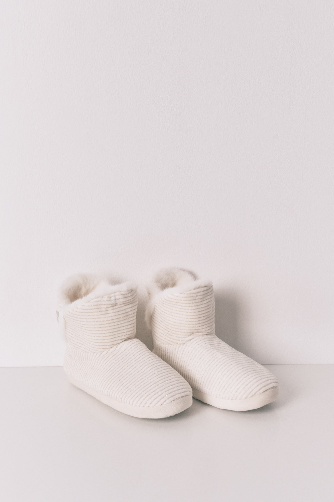 Zapatillas casa bota canalé blanco lurex