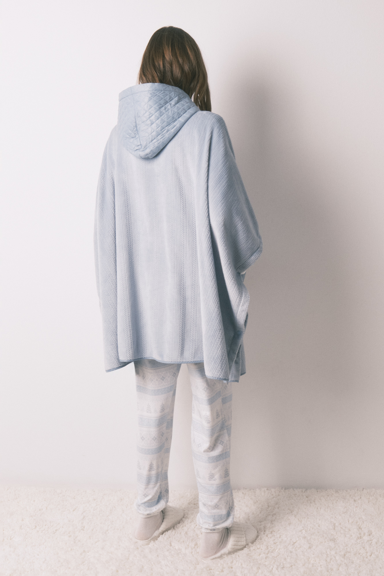 Poncho corto polar relieve azul Batas de mujer WomenSecret