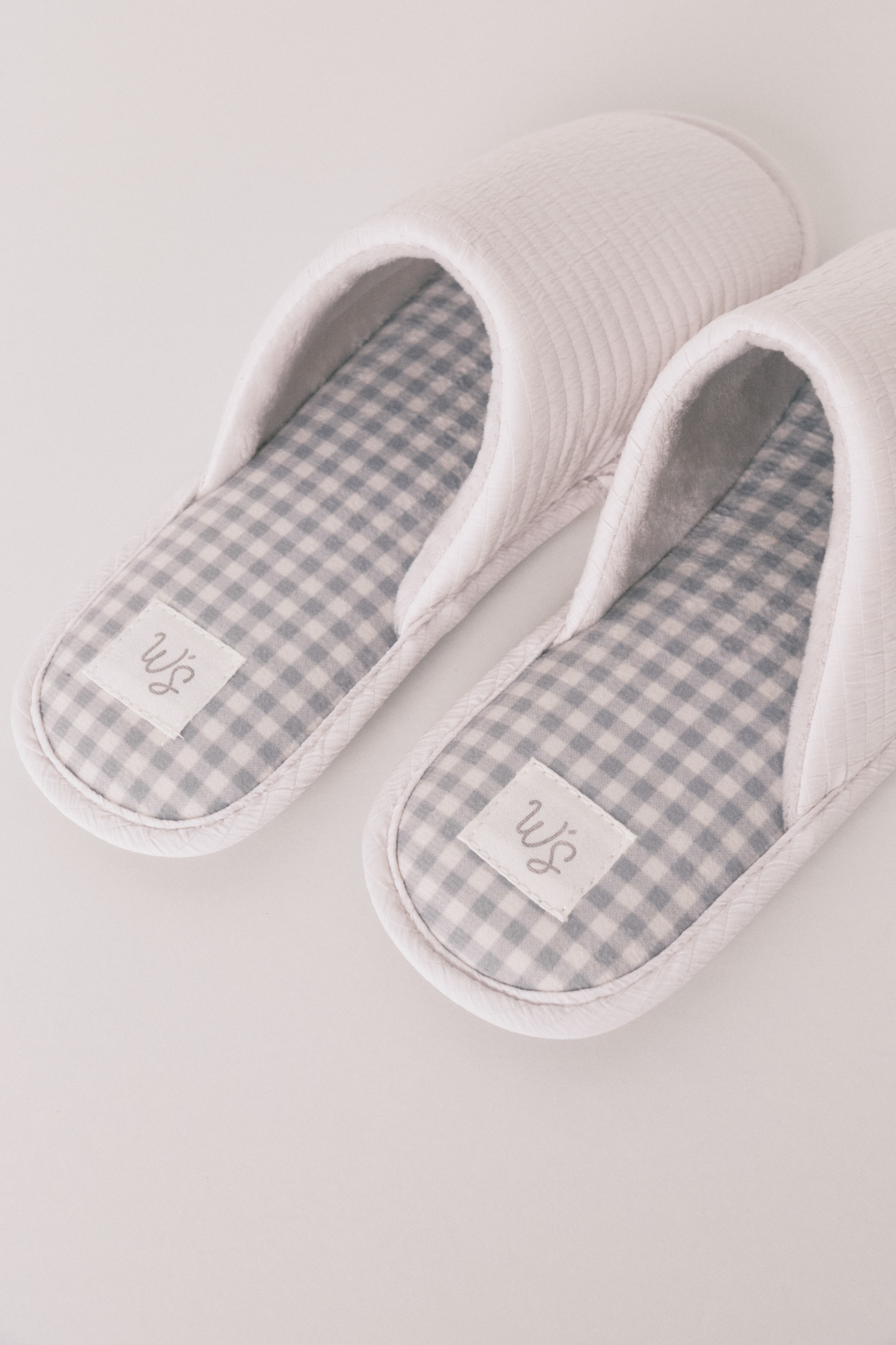 Baskets ou pantoufles grises fermées «maternity» Chaussons pour
