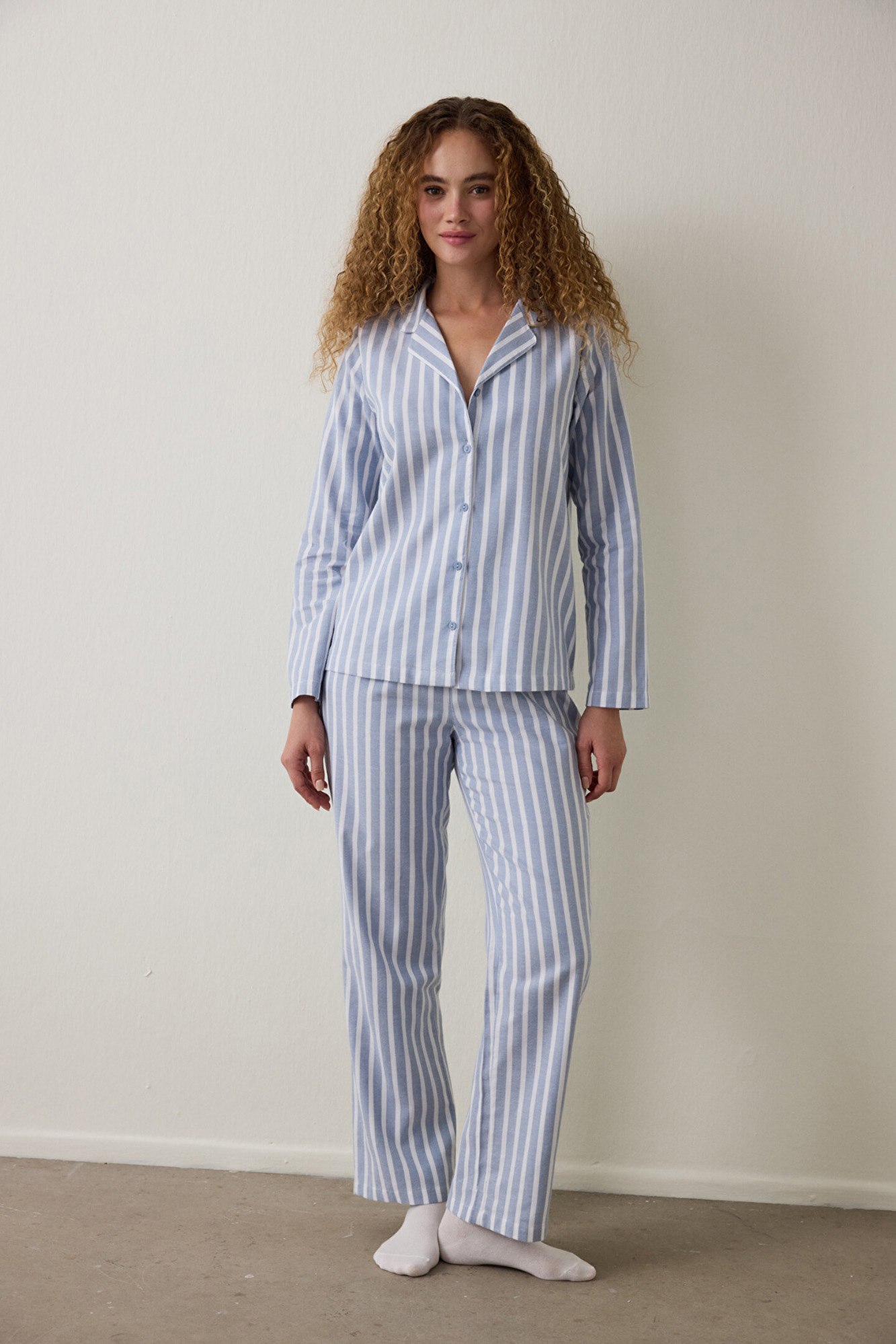 Women'secret Pijama de Manga Larga Pantalón Largo Colección Multilicense Urban Pigiama, Avorio, XS Donna